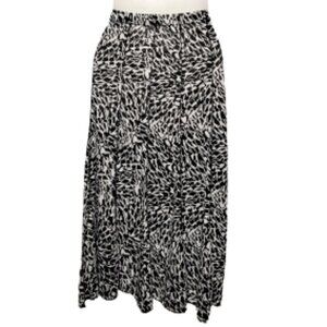 𝅺BLACK And White Elastic Waist Skirt Size S Size M - NWOT